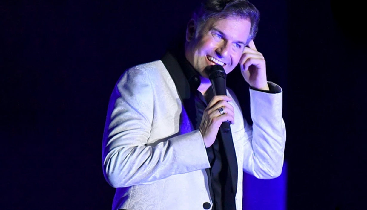 Mark Sanders The Voice Of Barry Manilow